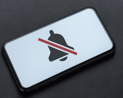 Do Not Disturb Is the New Self‑Care: What Today’s Research Reveals About Phone Addiction, Habits and Digital Overload (November 28, 2025)