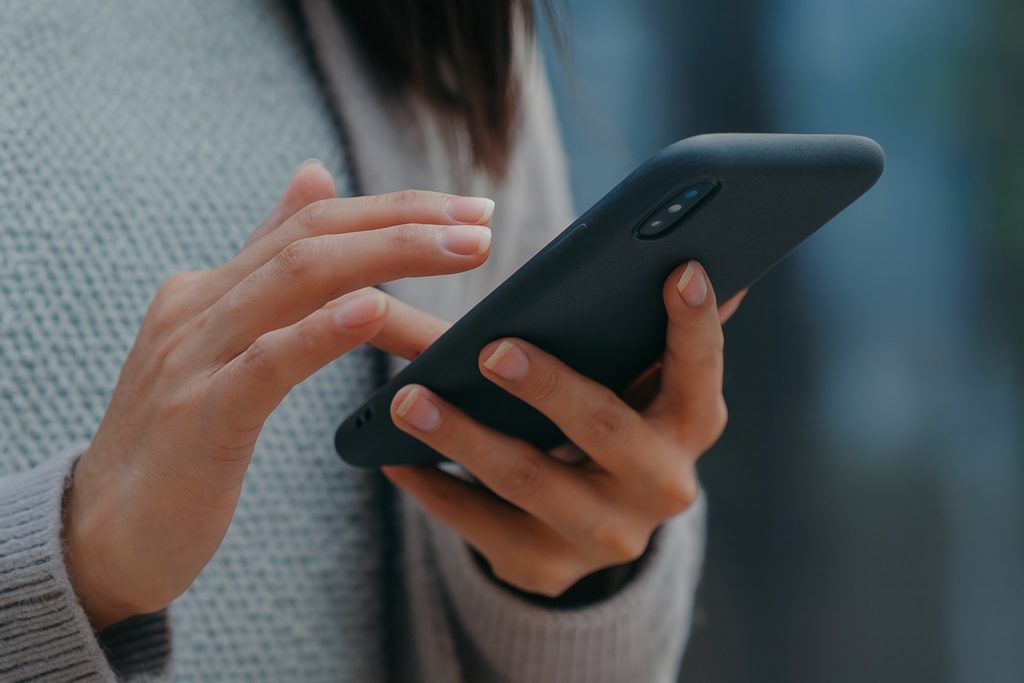 Constant Phone Checking Is Rewiring Your Brain: What New 2025 Research Says About Focus, Memory and Work