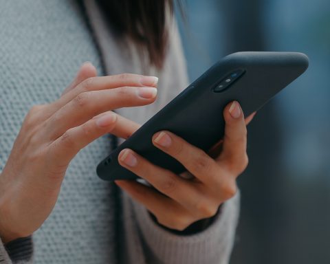 Constant Phone Checking Is Rewiring Your Brain: What New 2025 Research Says About Focus, Memory and Work