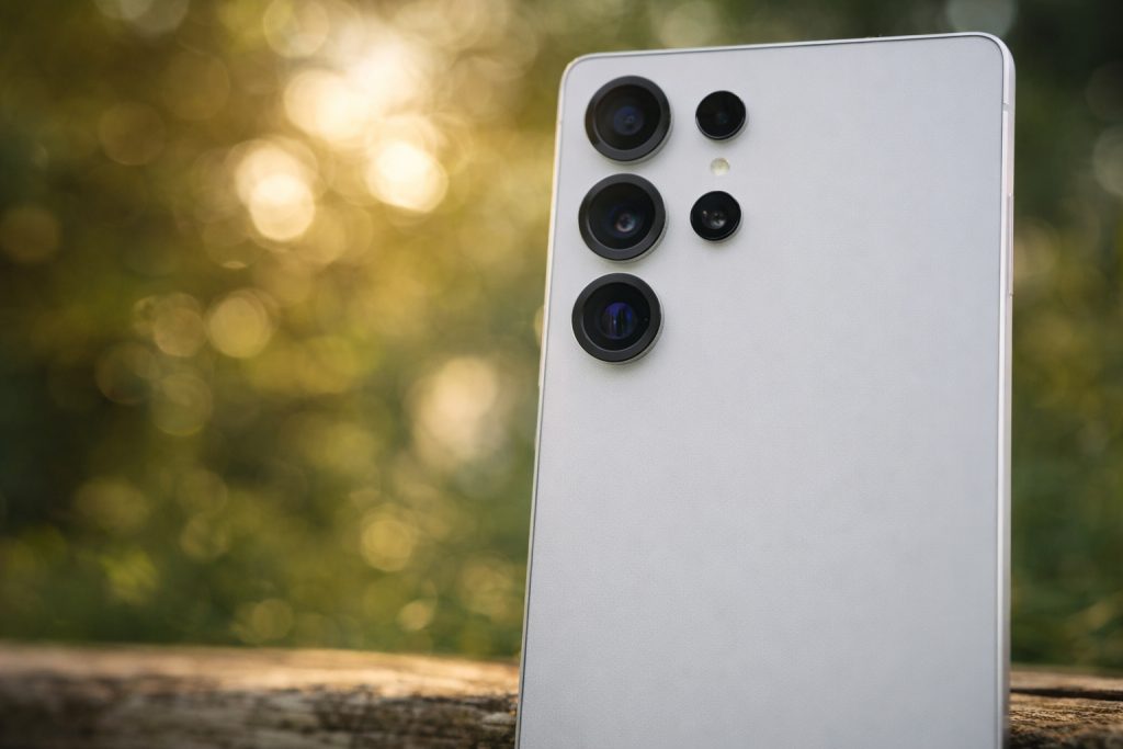 Samsung Galaxy S26 leaks (Dec. 31, 2025): Double-storage pre-order perk may vanish as S26 Ultra dummy units and One UI 8.5 camera upgrades surface