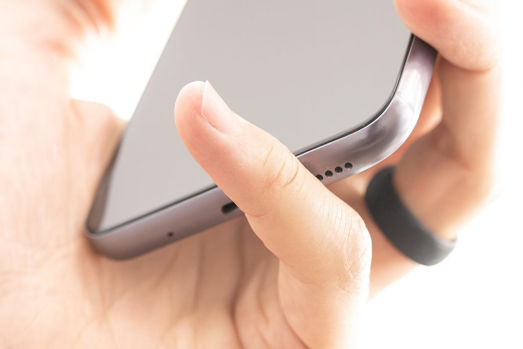 ‘Smartphone Pinky’ Is Back: Why Big Phones Are Hurting Your Hands in 2025 — And How to Fix It