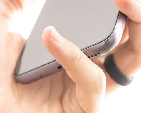 ‘Smartphone Pinky’ Is Back: Why Big Phones Are Hurting Your Hands in 2025 — And How to Fix It