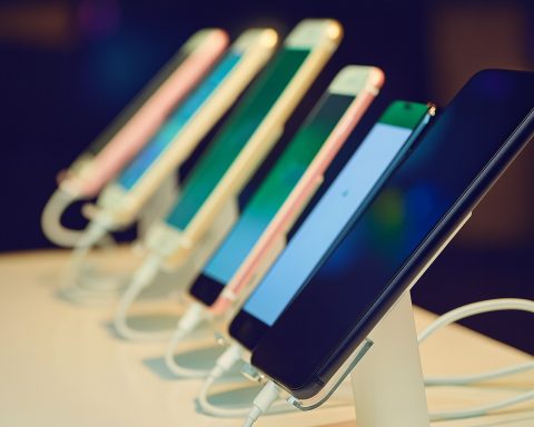 Apple’s Record iPhone 17 Sales Set to Power 2025 Smartphone Growth, IDC Warns of 2026 Slowdown