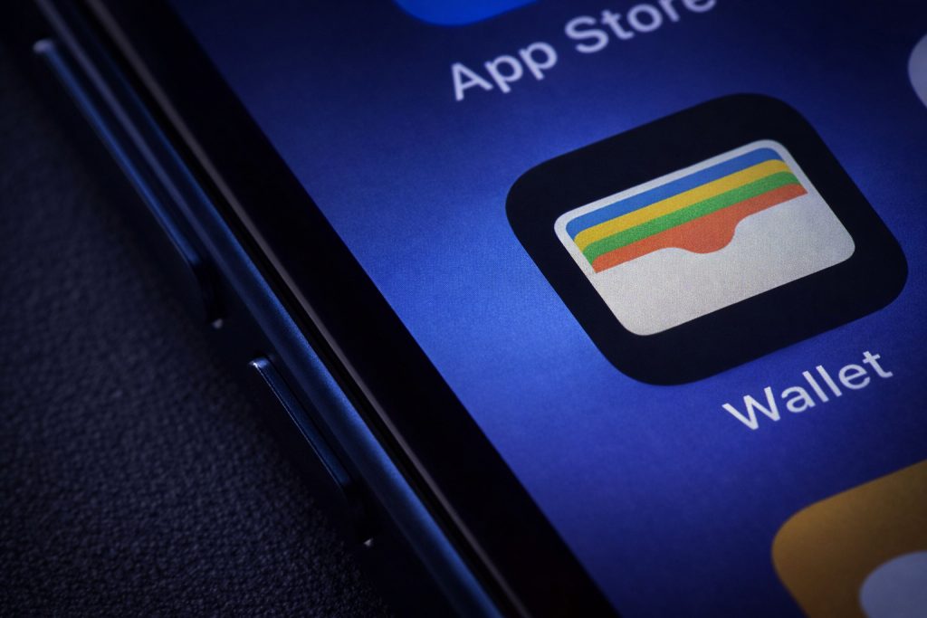 iOS 26 Apple Wallet Upgrade: Digital ID, AI Order Tracking, and Smarter Boarding Passes for Holiday Travel