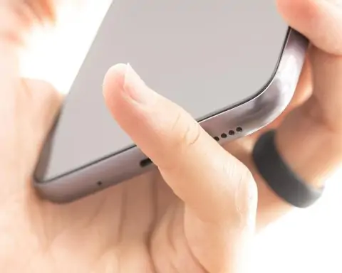 ‘Smartphone Pinky’ Is Back: Why Big Phones Are Hurting Your Hands in 2025 — And How to Fix It