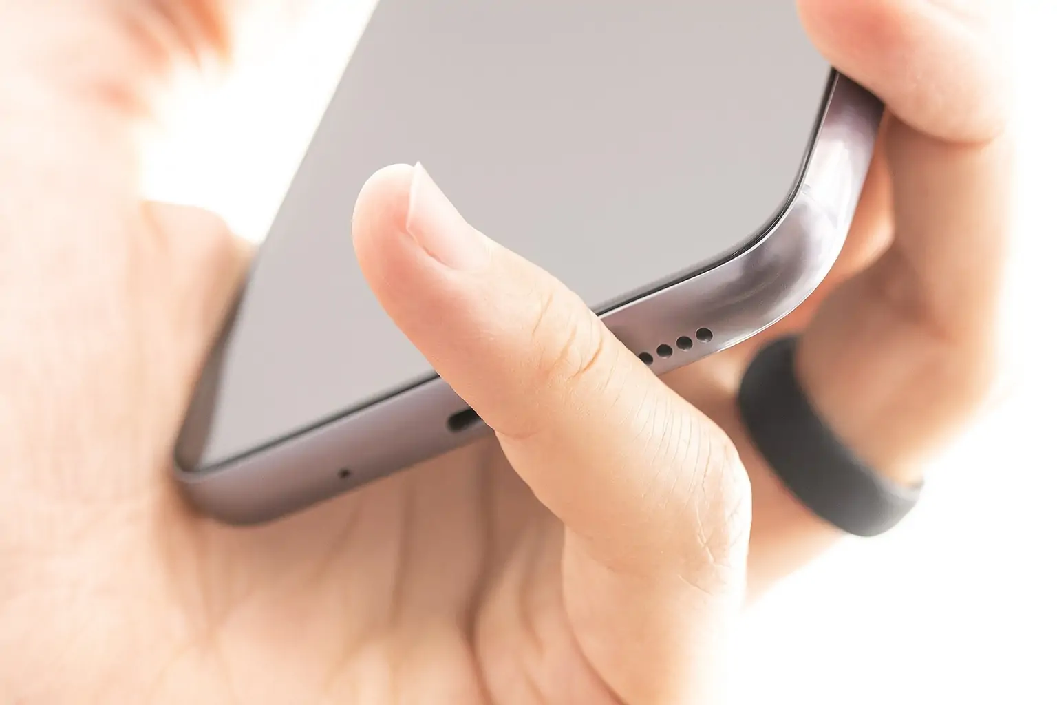 ‘Smartphone Pinky’ Is Back: Why Big Phones Are Hurting Your Hands in 2025 — And How to Fix It
