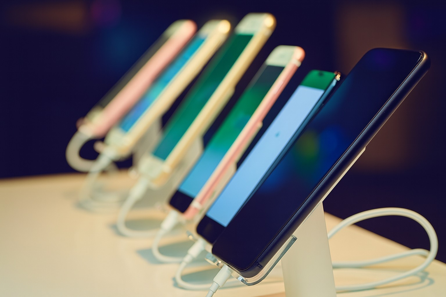 Apple’s Record iPhone 17 Sales Set to Power 2025 Smartphone Growth, IDC Warns of 2026 Slowdown Apple’s Record iPhone 17 Sales Set to Power 2025 Smartphone Growth, IDC Warns of 2026 Slowdown