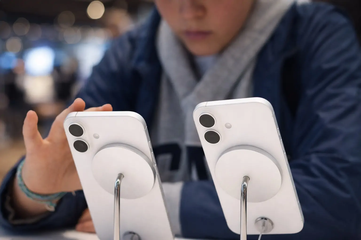 AI Memory Chip Shortage 2026: Samsung Signals Price Hikes as DRAM and SSD Costs Surge for Phones, PCs, and TVs (Jan 10, 2026)