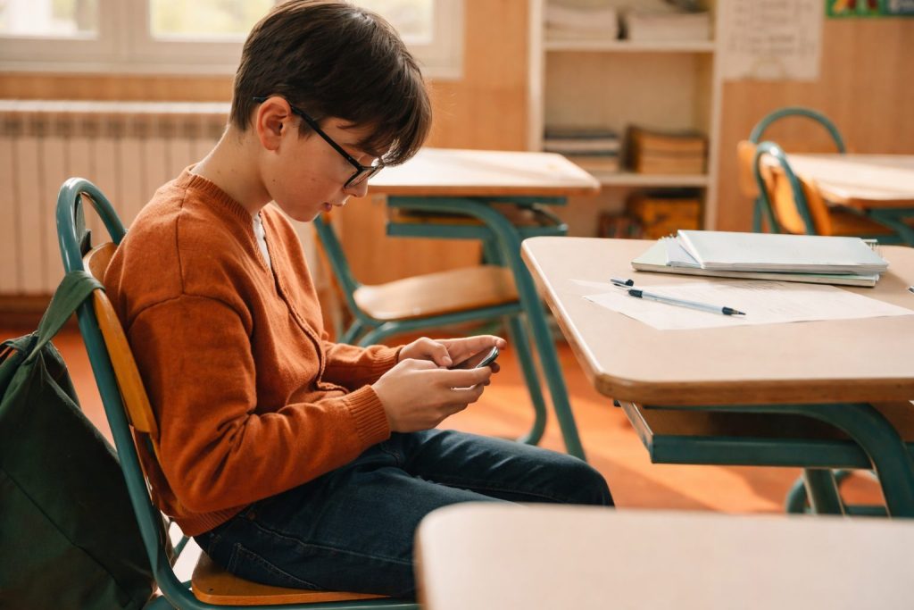 Kansas could ban student cellphones bell-to-bell — here’s what SB 302 would do