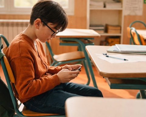 Kansas could ban student cellphones bell-to-bell — here’s what SB 302 would do