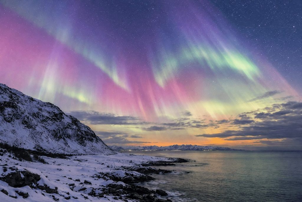 Night sky tonight (Jan. 22, 2026): Northern Lights odds linger as Moon slides past Saturn