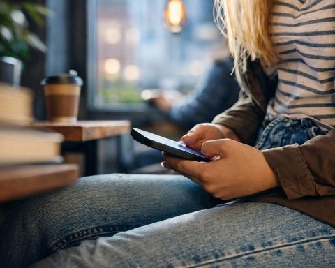 UW-Linked Study: Teens Spend 70 Minutes on Phones at School as Phone-Free Policies Surge in 2026