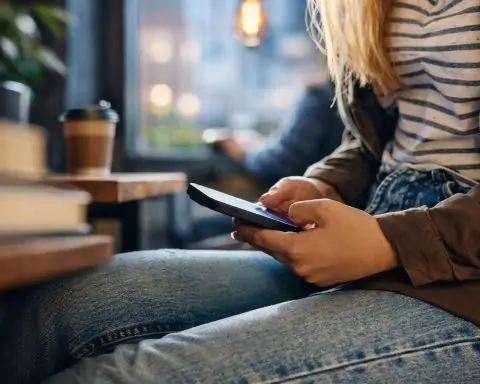 UW-Linked Study: Teens Spend 70 Minutes on Phones at School as Phone-Free Policies Surge in 2026