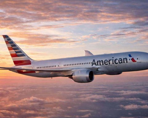 American Airlines stock slips in premarket as oil rebounds; Tepper’s Appaloosa lifts stake