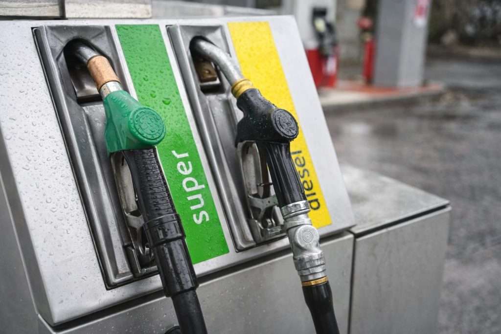 Gasoline prices edge up at the pump as RBOB futures slip; refiners climb