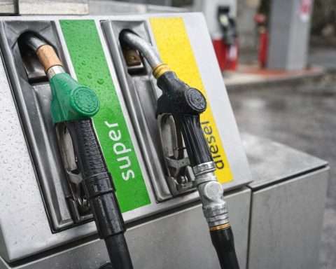 Gasoline prices edge up at the pump as RBOB futures slip; refiners climb