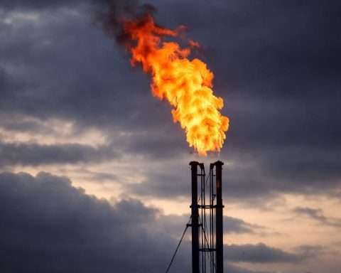 Natural gas slips below $3 as storm support fades and traders eye Thursday’s storage data