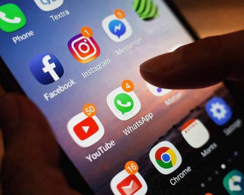 U.S. senators roll out ‘SCAM Act’ to curb scam ads on Facebook and other social platforms