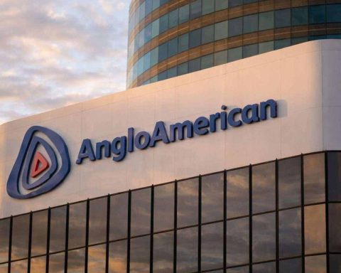 Anglo American Shares Rebound as Teck Merger Timeline, Chile Copper Bet Stay in Focus