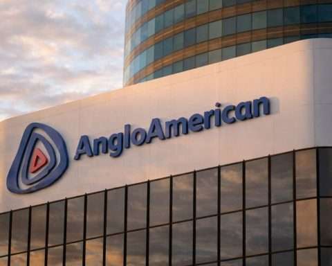 Anglo American Shares Rebound as Teck Merger Timeline, Chile Copper Bet Stay in Focus