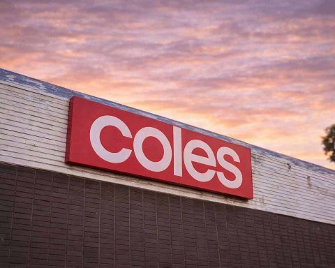 Coles share price rebounds 3.7% after earnings selloff as dividend date looms