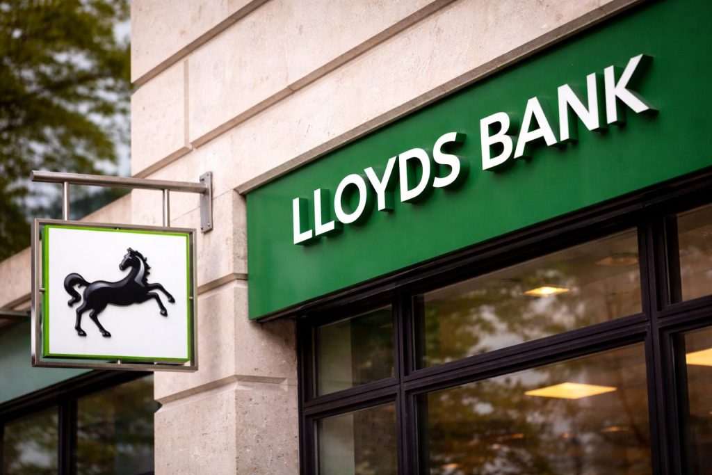 Lloyds share price slips again as oil shock dents UK rate-cut bets; buyback and Aegon talk in focus