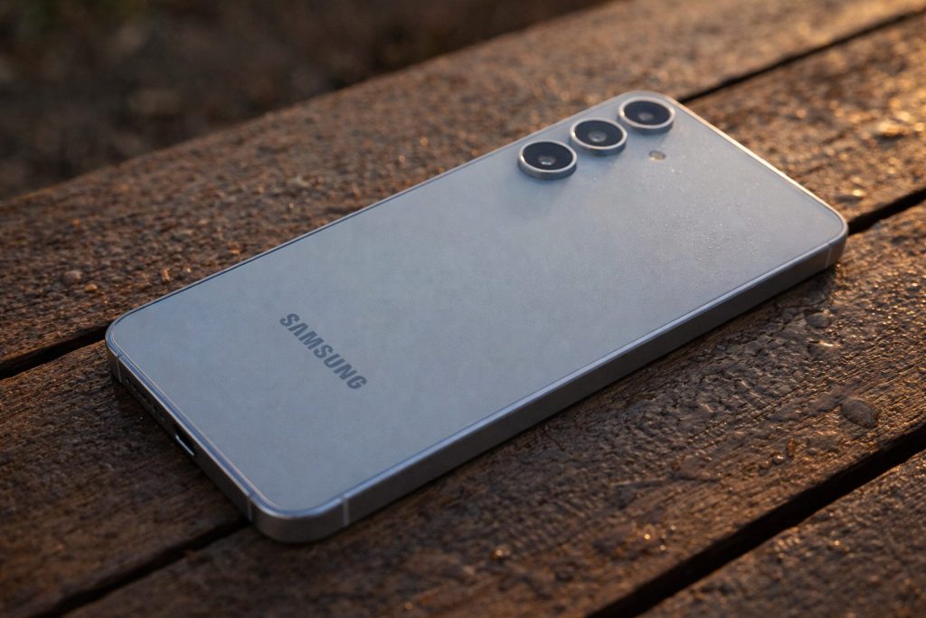 Samsung Expands One UI 8.5 Beta to Galaxy S24, S25 FE and Foldables as Linux Terminal Upgrades Emerge