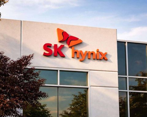 SK hynix stock price falls 11% below 1 million won after Kospi rout — what to watch next