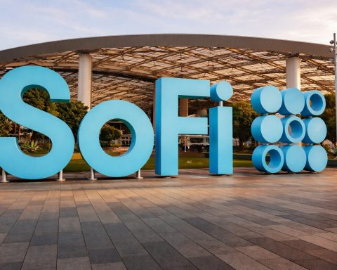 SoFi Technologies Shares Fall 4% as Oil Shock Overshadows CEO Buy, Mastercard Stablecoin Deal