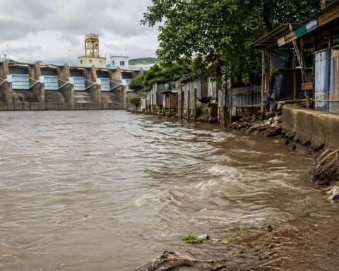 Akosombo Dam Flood Alert: VRA Moves as Ada East Flags 2,000 Riverbank Structures