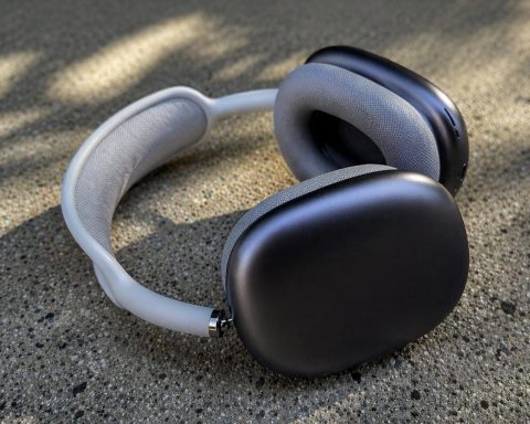 Apple AirPods Max 2 Reviews Praise Noise Cancellation, but AirPods Pro 3 Looks Like the Better Buy