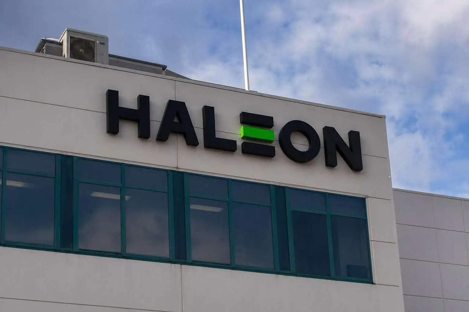 Haleon PLC Stock Hit as Sensodyne Maker Keeps 2026 Outlook but Faces Cost Squeeze