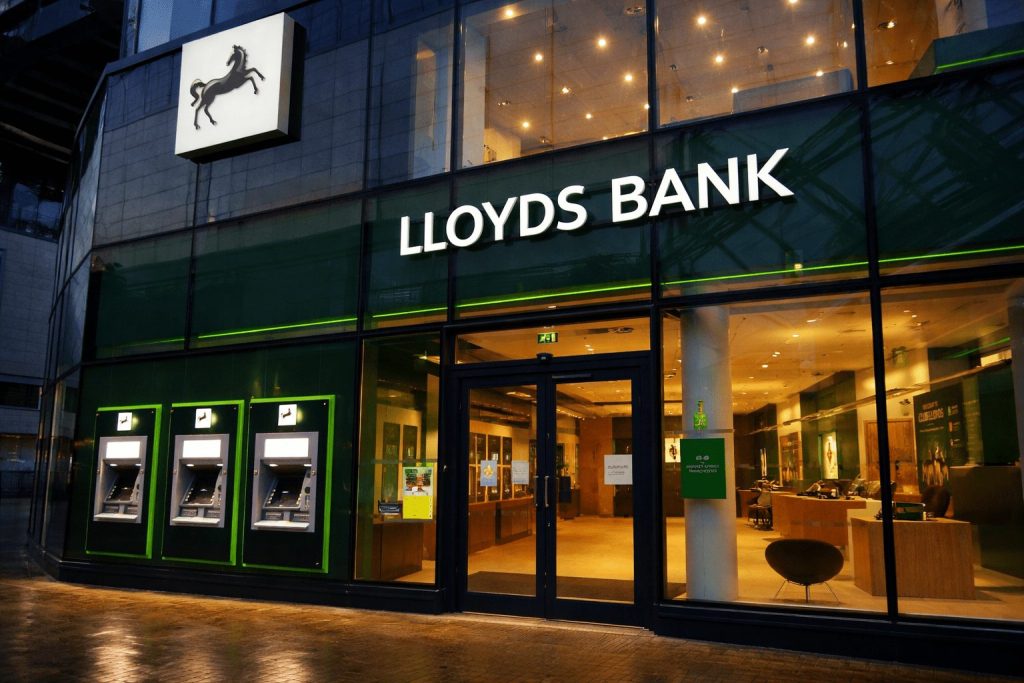 Lloyds Banking Group plc Keeps £1.95 Billion Motor Finance Provision After FCA Final Rules