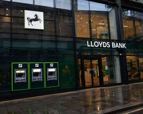 Lloyds Banking Group Profit Beat Faces Test as Shares Slip and War Risks Cloud Outlook