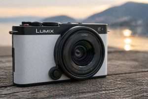 Panasonic’s $399 Lumix S 40mm F2 Lens Is the Tiny L-Mount Upgrade S9 Owners Were Waiting For