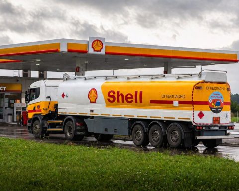 Shell Plc Shares Rise as $3.5 Billion Buyback Nears Q1 Test