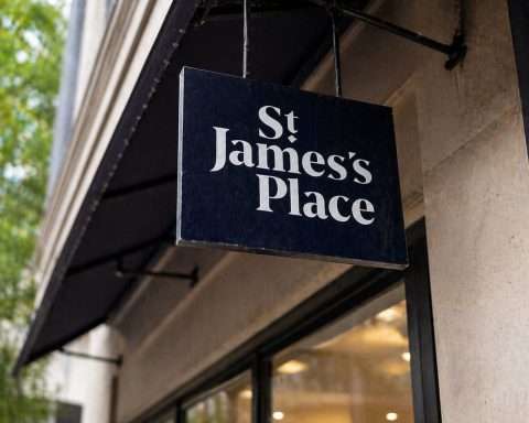 St. James’s Place Buyback Puts Shares in Focus Before Crucial Q1 Update