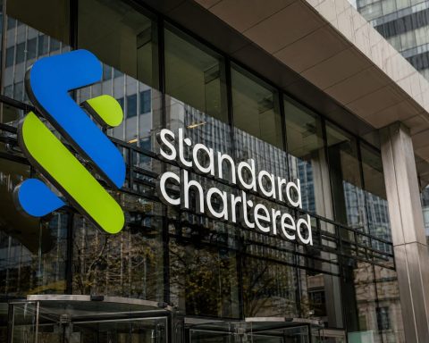 Standard Chartered’s £500 Million Solar Deal Puts UK Clean-Energy Finance Back in Play