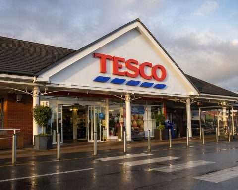 Tesco PLC Buyback Starts: £750 Million Return Moves Ahead as War Risk Clouds Grocery Outlook