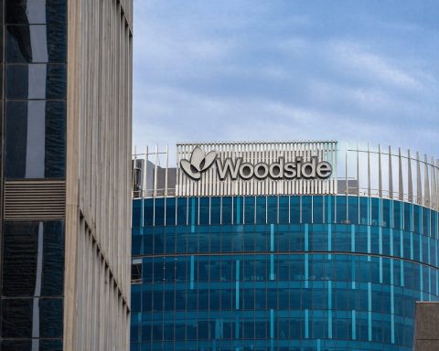 Woodside Energy CEO Survives Pay Revolt as LNG Expansion Faces Investor Test