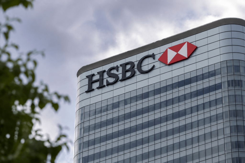 HSBC Stock Slips Despite $4 Billion China Clean-Tech Push as Credit Worries Stick