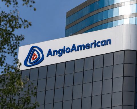 Anglo American Shares Drop After $3.9 Billion Coal Exit Deal Puts Teck Merger in Focus