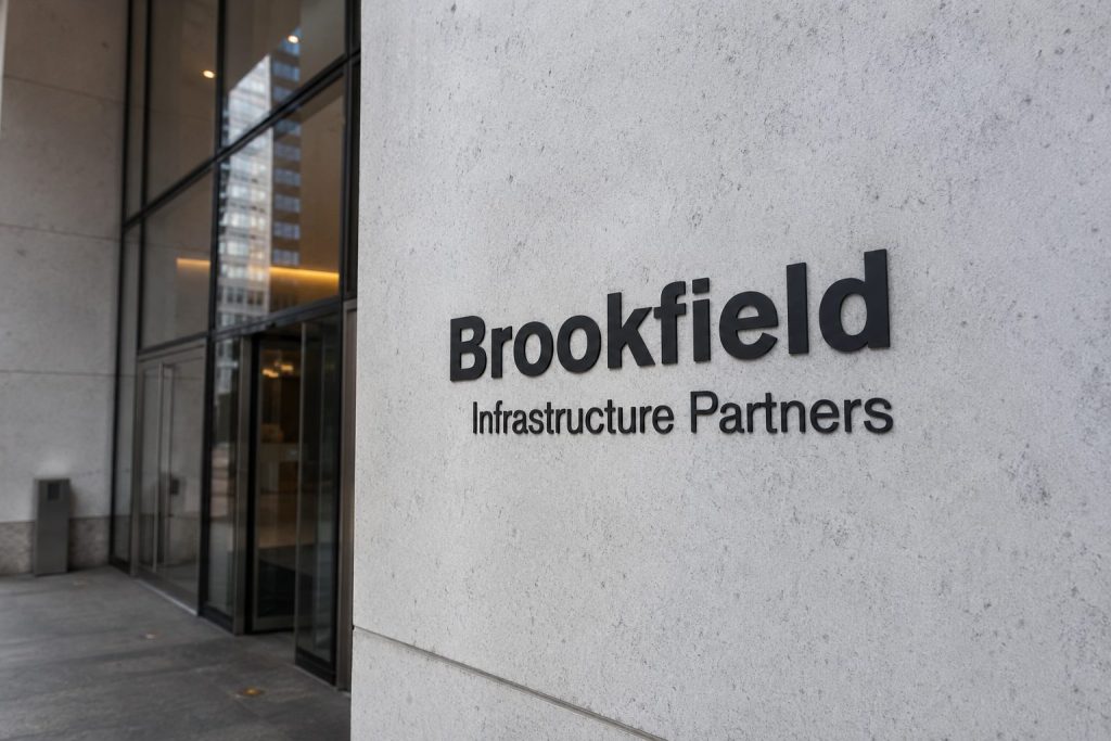 Brookfield Infrastructure’s Nearly 5% Yield Triggers a New Fight Over AI Growth and Valuation
