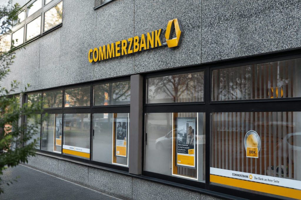 Commerzbank’s 3,000-Job Cut Bet Could Decide the UniCredit Takeover Fight