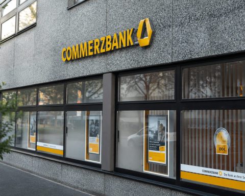 Commerzbank’s 3,000-Job Cut Bet Could Decide the UniCredit Takeover Fight