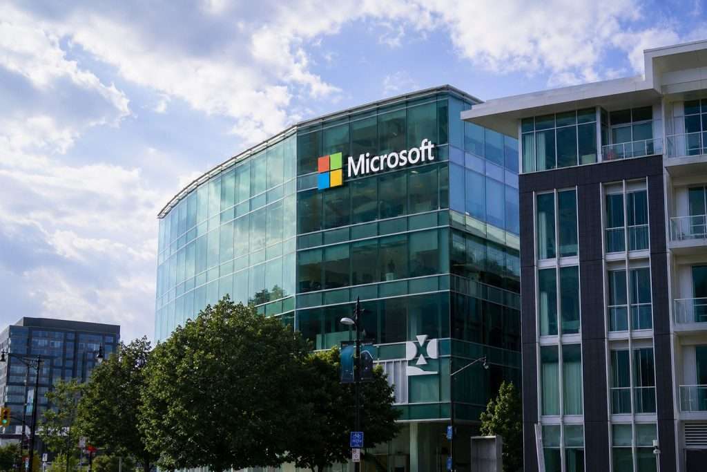 Microsoft Stock Slips as Anthropic AI Chip Talks Put MSFT’s $31.9 Billion Bet in Focus