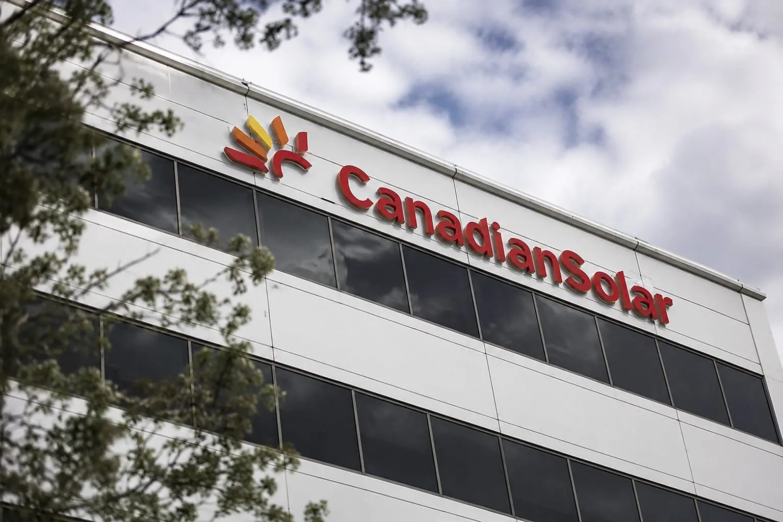Canadian Solar Shares Rise Ahead of Holiday, But Wall Street Stays Cautious