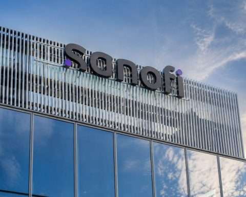 Sanofi Shares Trail Paris Gains as Traders Keep Watch