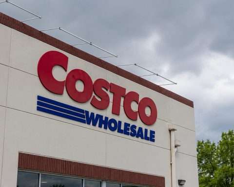 Costco Stock Pauses Near $1,000 With Earnings On Deck
