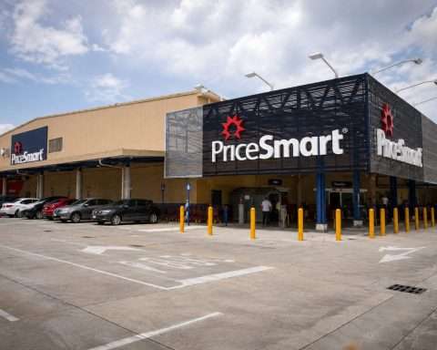 PriceSmart Shares Climb as Warehouse Club Growth Drives Demand